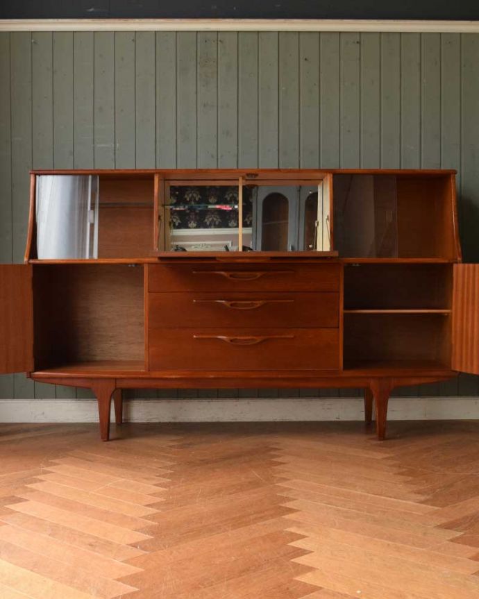 サイドボード　アンティーク家具　ヴィンテージの北欧インテリア、収納もたっぷりできるオシャレなサイドボード。扉の奥はたっぷり収納扉を開けると、中にはたっぷりの収納。(x-1042-f)