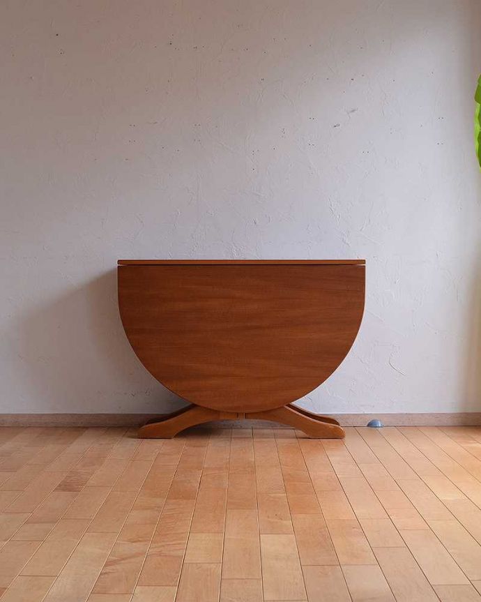 アンティークのテーブル　アンティーク家具　北欧スタイルのヴィンテージ家具、伸張式のドロップリーフテーブル。クルッと回転。(x-1043-f)