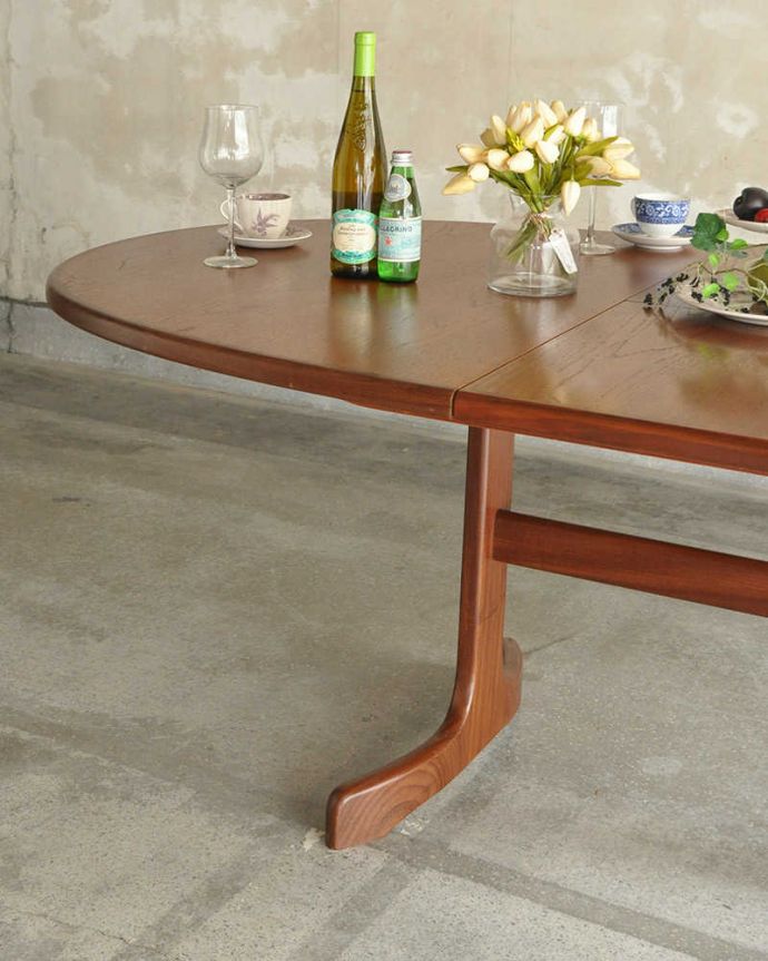 アンティークのテーブル　アンティーク家具　G-PLANのヴィンテージ家具、脚がお洒落なダイニングテーブル（伸張式）。スッキリとカッコイイ脚先にいくほど微妙にシェープされたスッキリとした脚。(x-1044-f)