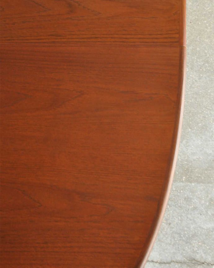 アンティークのテーブル　アンティーク家具　G-PLANのヴィンテージ家具、脚がお洒落なダイニングテーブル（伸張式）。シンプルな木目がカッコイイ天板を近くで見てみるとこんな感じです。(x-1044-f)