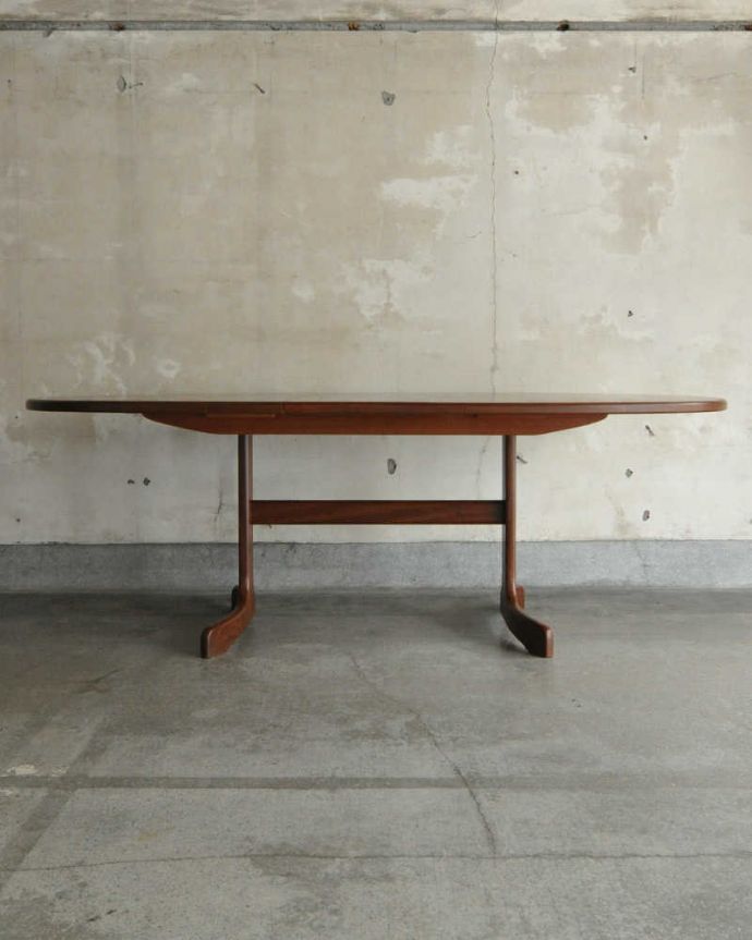 アンティークのテーブル　アンティーク家具　G-PLANのヴィンテージ家具、脚がお洒落なダイニングテーブル（伸張式）。天板を広げると･･･もちろん広げたままの状態でもお使い頂けます。(x-1044-f)