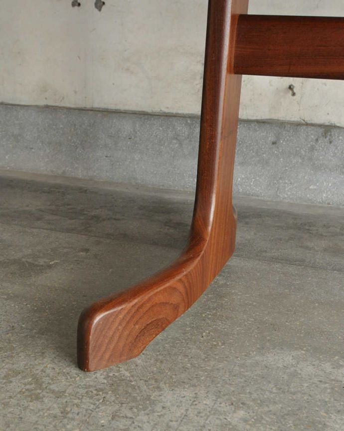 アンティークのテーブル　アンティーク家具　G-PLANのヴィンテージ家具、脚がお洒落なダイニングテーブル（伸張式）。持ち上げなくても移動できます！Handleのアンティークは、脚の裏にフェルトキーパーをお付けしていますので、持ち上げなくても床を滑らせて移動させることが出来ます。(x-1044-f)