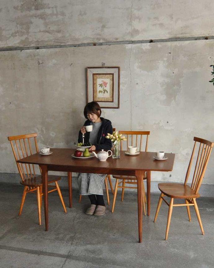 アンティークのテーブル　アンティーク家具　ヴィンテージの北欧家具、かっこいいマッキントッシュのエクステンションテーブル。スマートなデザインが人気のヴィンテージテーブルシンプルなデザインだから、どんなインテリアにも似合っちゃう所が人気のヒミツ。(x-1045-f)