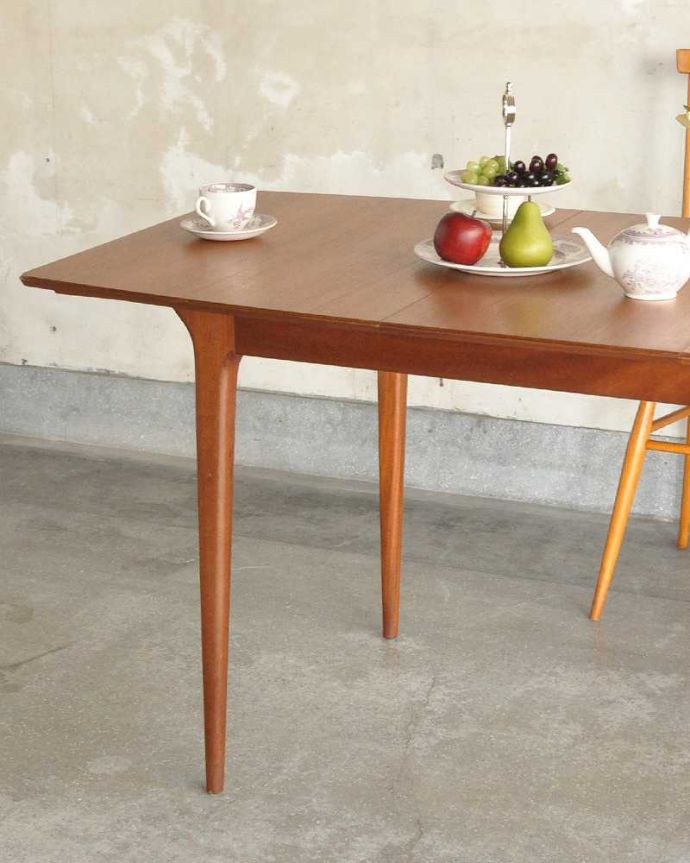 アンティークのテーブル　アンティーク家具　ヴィンテージの北欧家具、かっこいいマッキントッシュのエクステンションテーブル。スッキリとカッコイイ脚先にいくほど微妙にシェープされたスッキリとした脚。(x-1045-f)