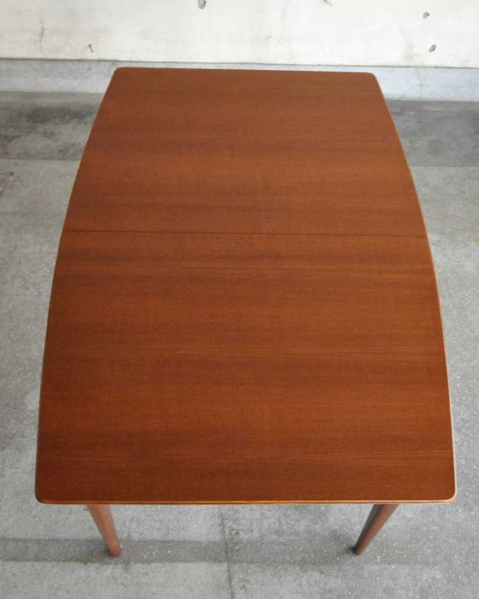 アンティークのテーブル　アンティーク家具　ヴィンテージの北欧家具、かっこいいマッキントッシュのエクステンションテーブル。上から見るとこんな形リーフを開く前はこんな形です。(x-1045-f)