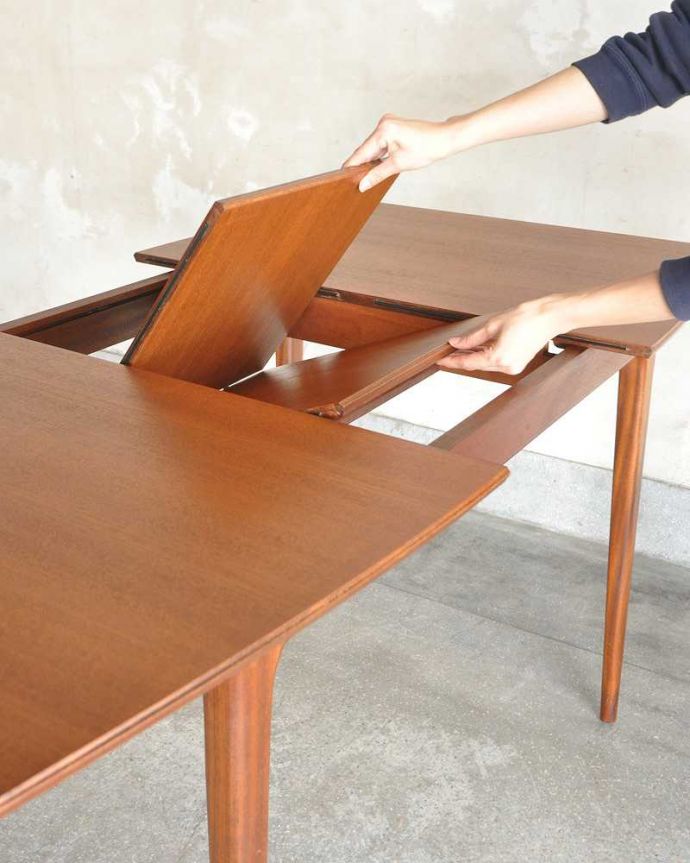 アンティークのテーブル　アンティーク家具　ヴィンテージの北欧家具、かっこいいマッキントッシュのエクステンションテーブル。あっという間にサイズ変更OK！天板の真ん中から新しい天板が出てきます。(x-1045-f)