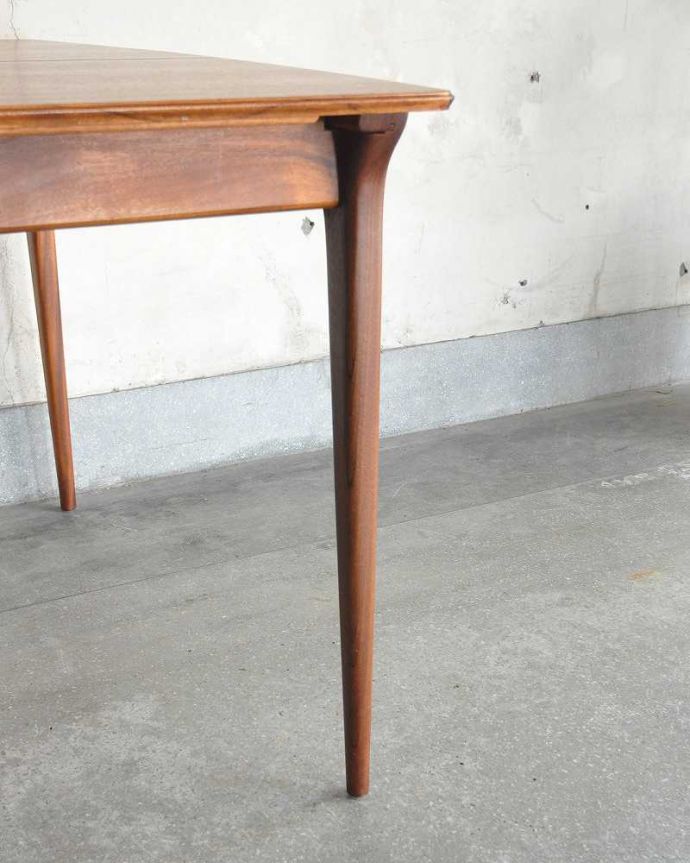 アンティークのテーブル　アンティーク家具　ヴィンテージの北欧家具、かっこいいマッキントッシュのエクステンションテーブル。持ち上げなくても移動できます！Handleのアンティークは、脚の裏にフェルトキーパーをお付けしていますので、持ち上げなくても床を滑らせて移動させることが出来ます。(x-1045-f)