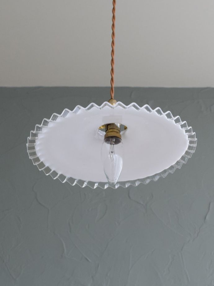 フランスのアンティークペンダントライト、ミルク色のガラス照明