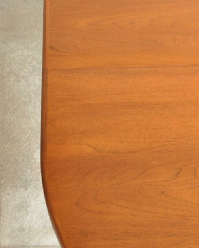 G-PLAN(Gプラン)　アンティーク家具　伸張式のG-planのフレスコシリーズ、北欧テイストのダイニングテーブル。シンプルな木目がカッコイイ天板を近くで見てみるとこんな感じ。(x-1046-f)