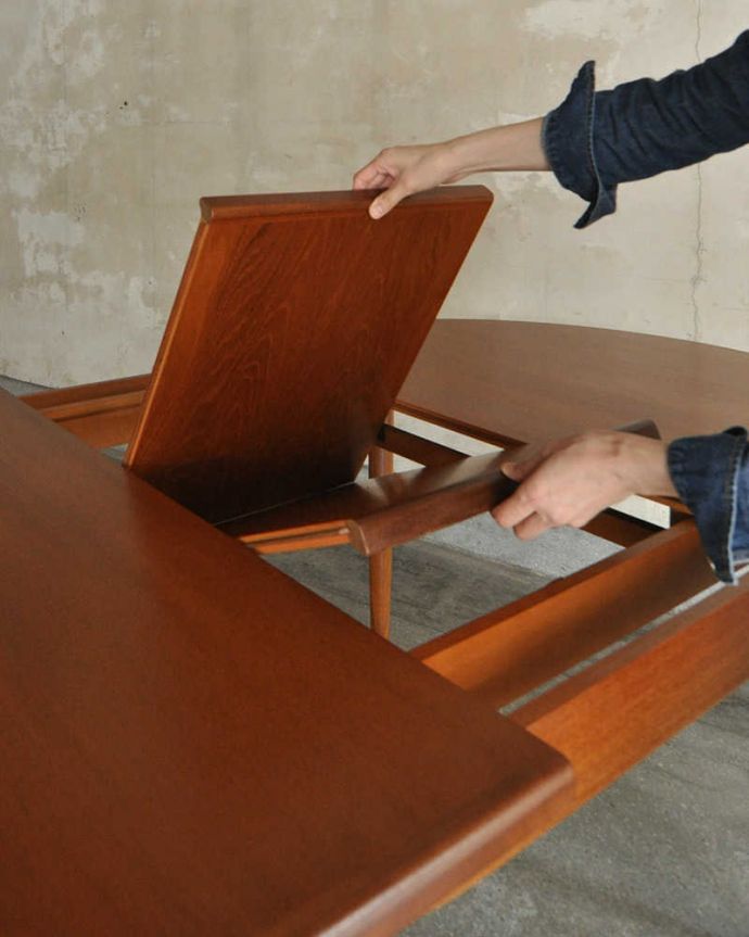 G-PLAN(Gプラン)　アンティーク家具　伸張式のG-planのフレスコシリーズ、北欧テイストのダイニングテーブル。あっという間にサイズ変更OK！天板の真ん中から新しい天板が出てきます。(x-1046-f)