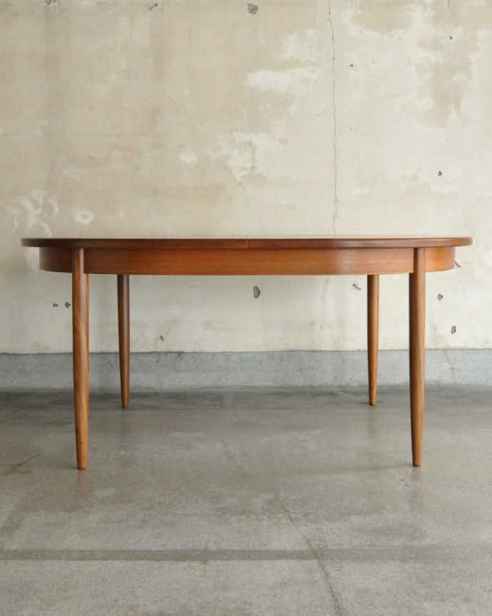 G-PLAN(Gプラン)　アンティーク家具　伸張式のG-planのフレスコシリーズ、北欧テイストのダイニングテーブル。横から見た姿は…シンプルなデザインなので、どんなお部屋にも似合っちゃうんです。(x-1046-f)