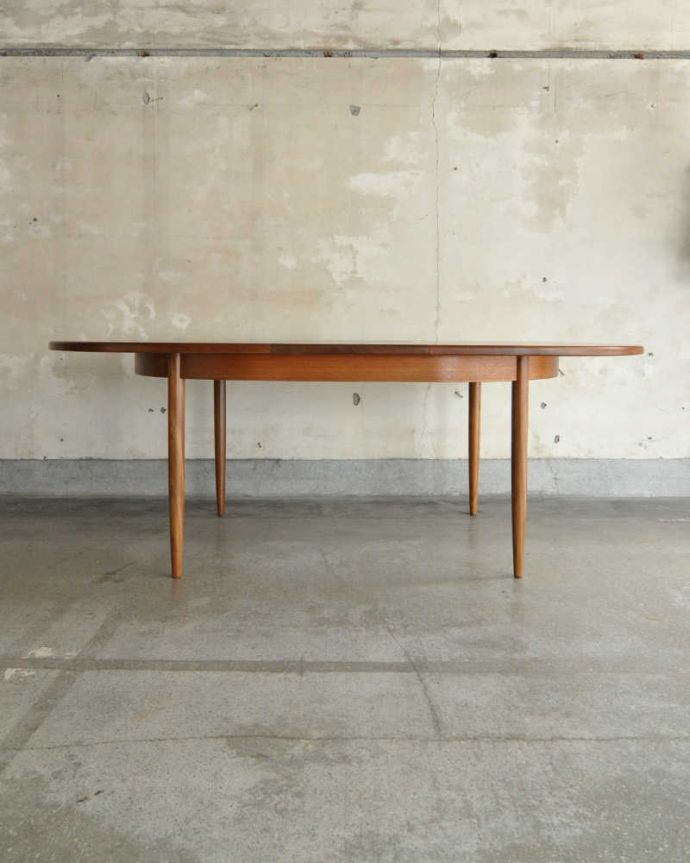 G-PLAN(Gプラン)　アンティーク家具　伸張式のG-planのフレスコシリーズ、北欧テイストのダイニングテーブル。天板を広げると･･･もちろん広げたままの状態でもお使い頂けます。(x-1046-f)