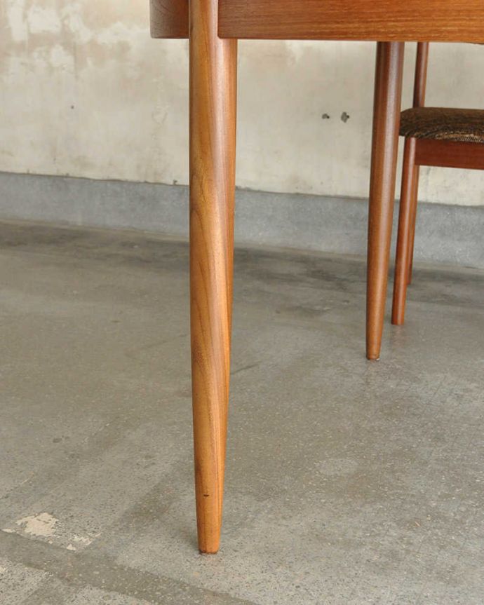 G-PLAN(Gプラン)　アンティーク家具　伸張式のG-planのフレスコシリーズ、北欧テイストのダイニングテーブル。持ち上げなくても移動できます！Handleのアンティークは、脚の裏にフェルトキーパーをお付けしていますので、持ち上げなくても床を滑らせて移動させることが出来ます。(x-1046-f)