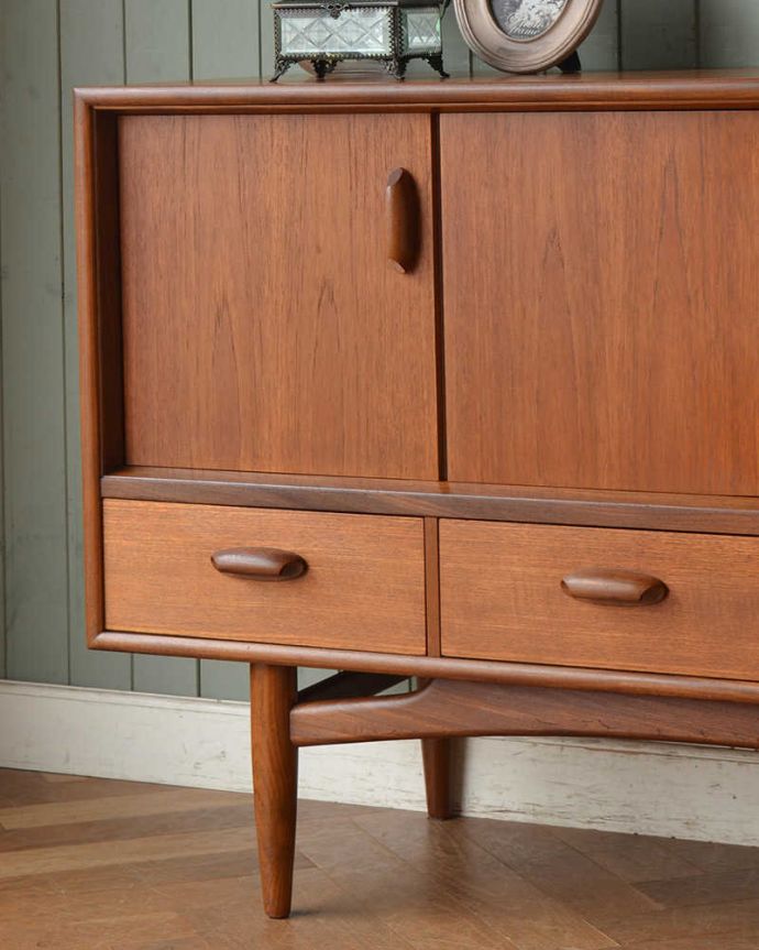 G-PLAN(Gプラン) アンティーク家具 めずらしい折れ戸タイプのヴィンテージ家具、G-planのおしゃれなサイドボード。ヴィンテージ家具らしいあたたかさ。(x-1047-f)