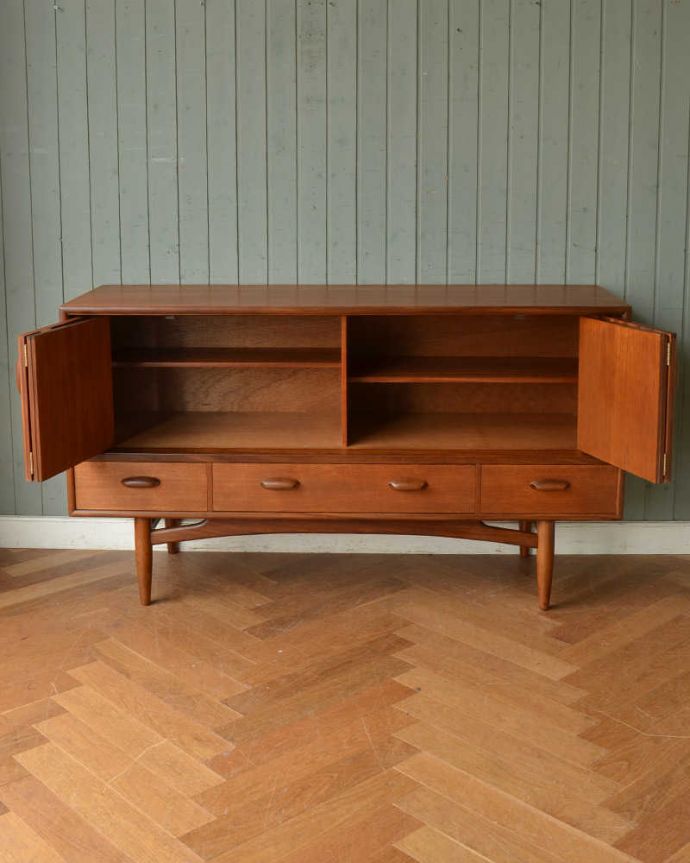 G-PLAN(Gプラン) アンティーク家具 めずらしい折れ戸タイプのヴィンテージ家具、G-planのおしゃれなサイドボード。扉の奥はたっぷり収納扉を開けると、中にはたっぷりの収納。(x-1047-f)