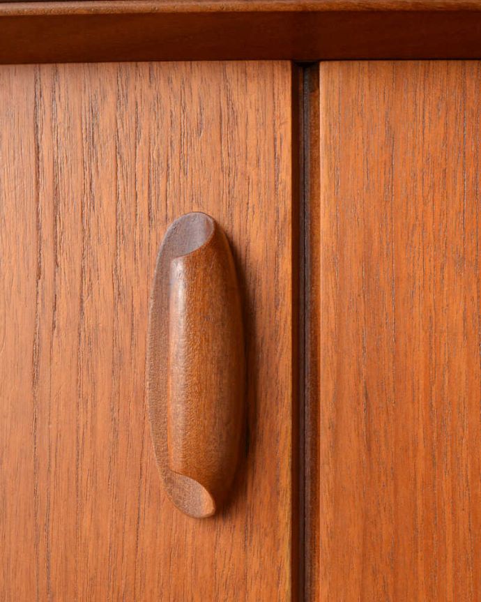 G-PLAN(Gプラン) アンティーク家具 めずらしい折れ戸タイプのヴィンテージ家具、G-planのおしゃれなサイドボード。扉の木目があたたかさを演出クールなデザインなのに、なんだかほっとするあたたかさ。(x-1047-f)