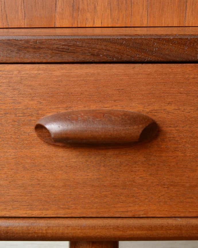 G-PLAN(Gプラン) アンティーク家具 めずらしい折れ戸タイプのヴィンテージ家具、G-planのおしゃれなサイドボード。デザインの一部になっている取っ手取っ手のデザインもシンプルかつ機能的に。(x-1047-f)