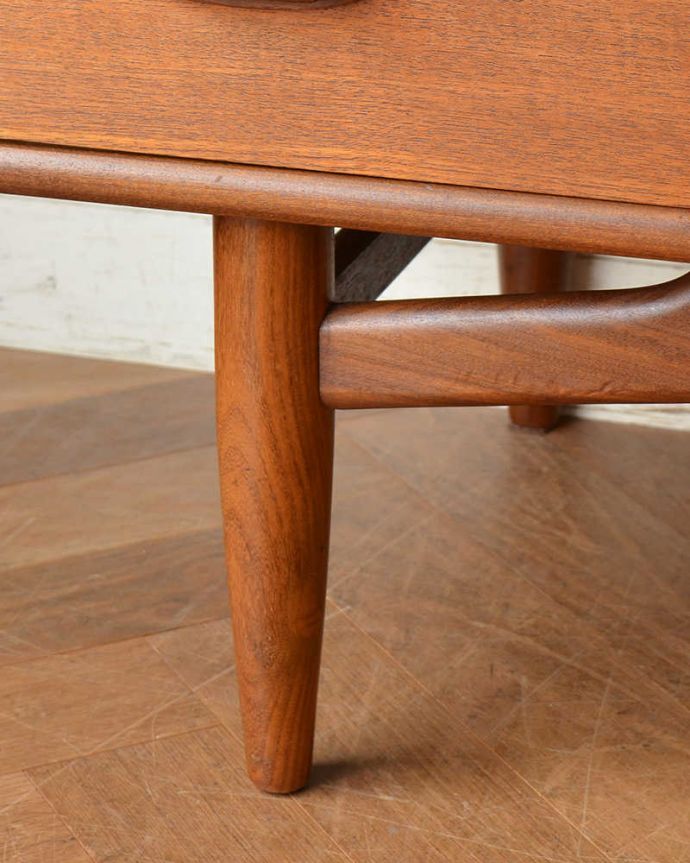 G-PLAN(Gプラン) アンティーク家具 めずらしい折れ戸タイプのヴィンテージ家具、G-planのおしゃれなサイドボード。スッキリとした脚の裏には…Handleの家具の脚裏にはフェルトキーパーをお付けしています。(x-1047-f)