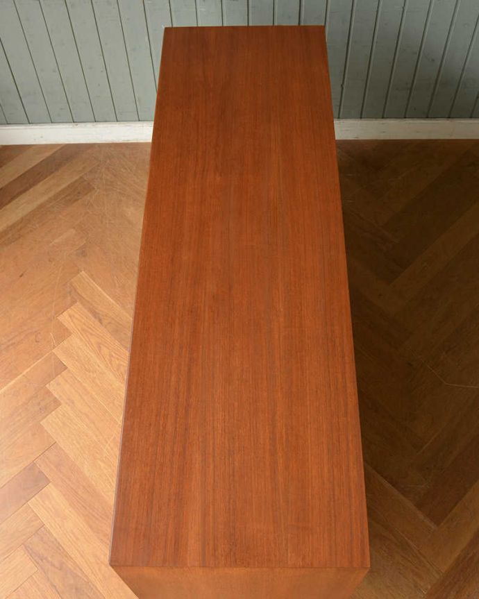 G-PLAN(Gプラン) アンティーク家具 めずらしい折れ戸タイプのヴィンテージ家具、G-planのおしゃれなサイドボード。天板の塗装もキレイに仕上げましたヴィンテージの家具は修復方法が様々。(x-1047-f)