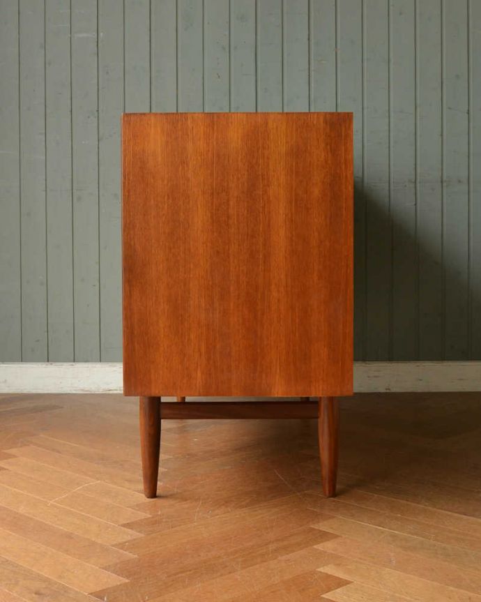 G-PLAN(Gプラン) アンティーク家具 めずらしい折れ戸タイプのヴィンテージ家具、G-planのおしゃれなサイドボード。横から見てもスッキリどこから見てもスッキリとしてステキなヴィンテージ。(x-1047-f)