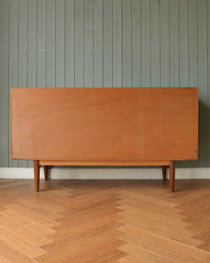 G-PLAN(Gプラン) アンティーク家具 めずらしい折れ戸タイプのヴィンテージ家具、G-planのおしゃれなサイドボード。もちろん後ろ姿もキレイですビンテージは新品ではないので、もちろん経年変化によるキズはあります。(x-1047-f)