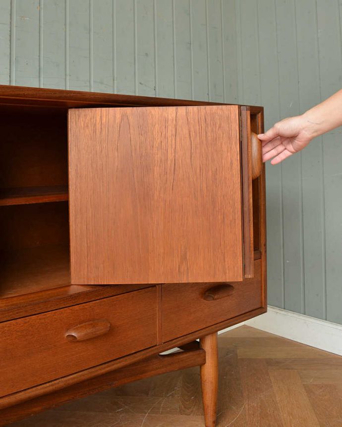 G-PLAN(Gプラン)　アンティーク家具　めずらしい折れ戸タイプのヴィンテージ家具、G-planのおしゃれなサイドボード。。(x-1047-f)