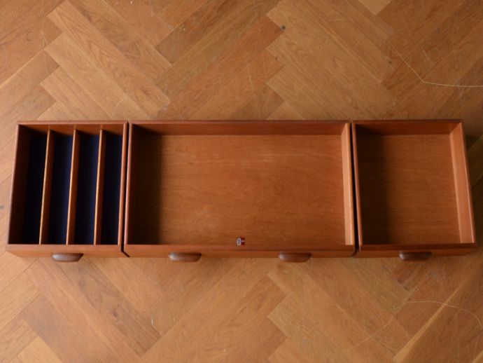 G-PLAN(Gプラン) アンティーク家具 めずらしい折れ戸タイプのヴィンテージ家具、G-planのおしゃれなサイドボード。キレイにお直ししました引き出しの中も修復の際、専門の職人がキレイにしました。(x-1047-f)