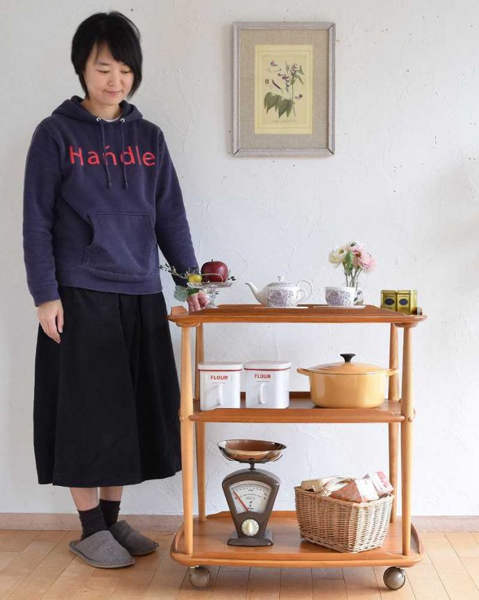 アーコールの家具 アンティーク家具 北欧スタイルのヴィンテージ家具、キャスター付きのアーコールワゴン。コロコロ転がせて移動も楽チン!アンティークの中でも人気の高いワゴン。(x-1048-f)