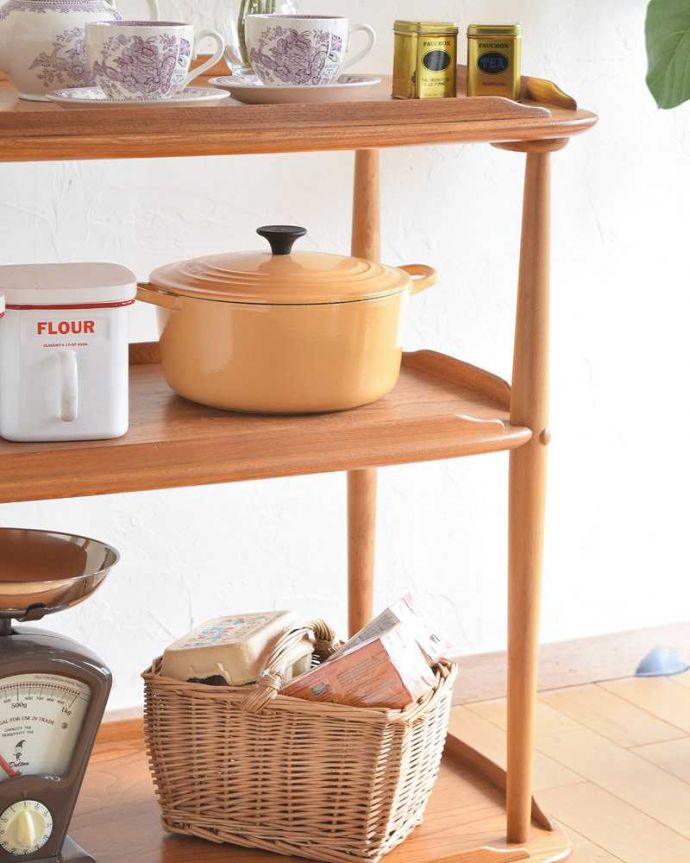 アーコールの家具 アンティーク家具 北欧スタイルのヴィンテージ家具、キャスター付きのアーコールワゴン。おシャレなワゴンは使い方自由自在いろんな用途で使えるワゴン。(x-1048-f)