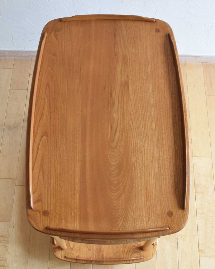 アーコールの家具 アンティーク家具 北欧スタイルのヴィンテージ家具、キャスター付きのアーコールワゴン。上から見るとこんな形です修復にもいろんな方法がありますが、Handleではこだわって仕上げています。(x-1048-f)