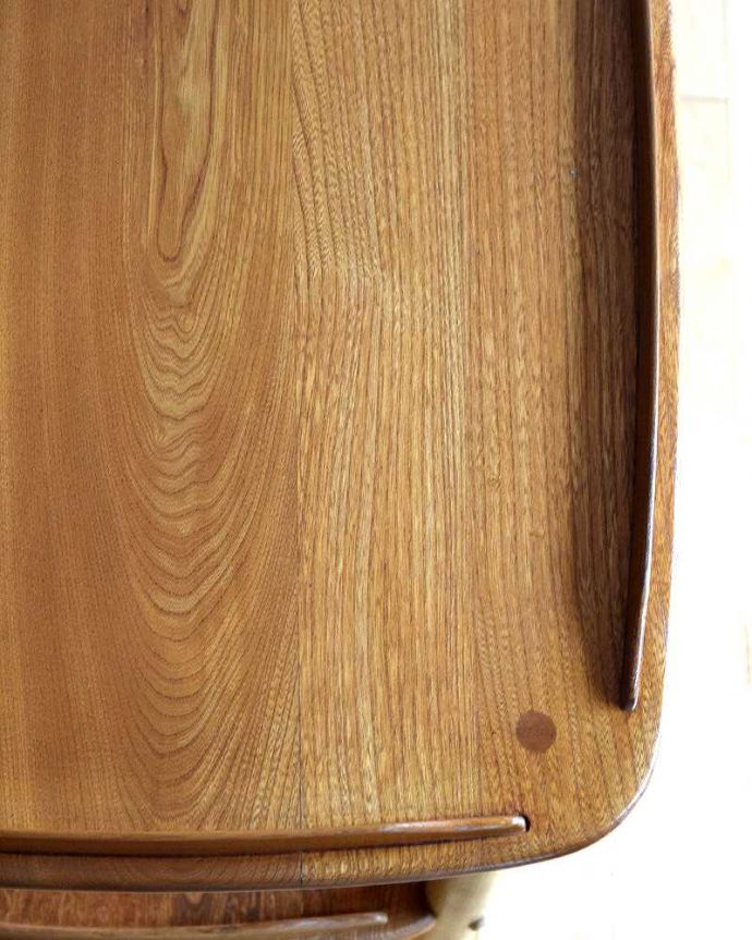 アーコールの家具 アンティーク家具 北欧スタイルのヴィンテージ家具、キャスター付きのアーコールワゴン。近づいてみると・・・修復にもいろんな方法がありますが、Handleでは塗装にこだわって古い塗装を剥離して再塗装していますのでピカピカです。(x-1048-f)