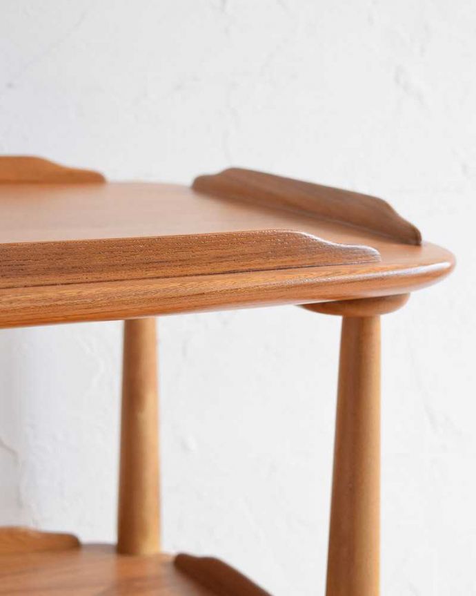 アーコールの家具 アンティーク家具 北欧スタイルのヴィンテージ家具、キャスター付きのアーコールワゴン。ちょっとしたこだわり天板の縁の部分に落ちないような仕掛けが。(x-1048-f)