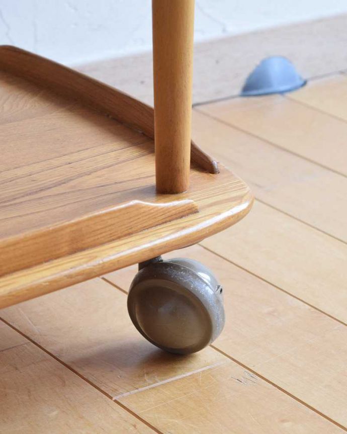 アーコールの家具 アンティーク家具 北欧スタイルのヴィンテージ家具、キャスター付きのアーコールワゴン。ちゃんと動きます脚先にはキャスターが。(x-1048-f)