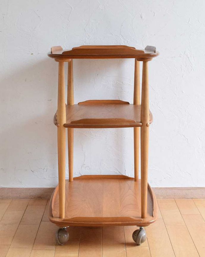 アーコールの家具 アンティーク家具 北欧スタイルのヴィンテージ家具、キャスター付きのアーコールワゴン。キッチンだけじゃもったいない!アンティークのワゴンはデザインもキレイなので、キッチン用として使うだけじゃなく、家具としていろいろ使えます。(x-1048-f)