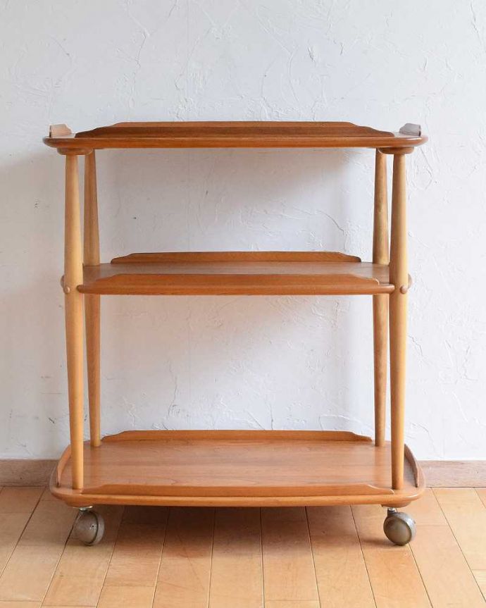 アーコールの家具 アンティーク家具 北欧スタイルのヴィンテージ家具、キャスター付きのアーコールワゴン。360度、どこから見てもキレイアンティークは新品ではないので、もちろん経年変化によるキズはありますが、専門の職人がキレイにお直しをしているので、どの角度から見てもキレイです。(x-1048-f)