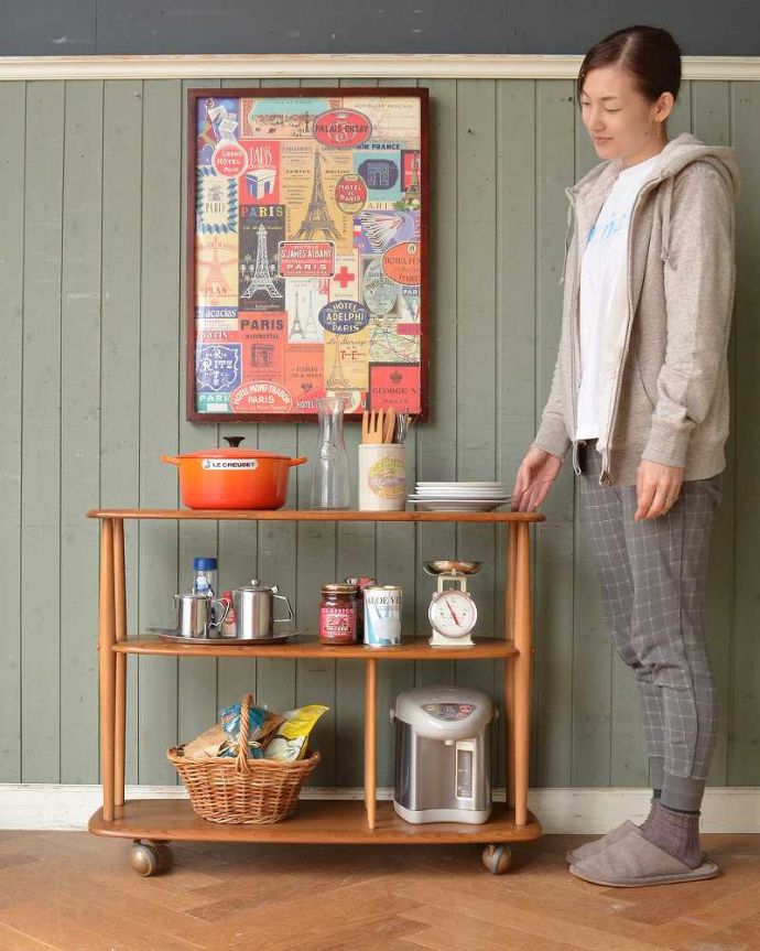 アーコールの家具　アンティーク家具　アーコール社のシンプルなアンティーク家具、あめ色のトロリー（ワゴンテーブル）。コロコロ転がせて移動も楽チン！アンティークの中でも人気の高いワゴン。(x-1049-f)