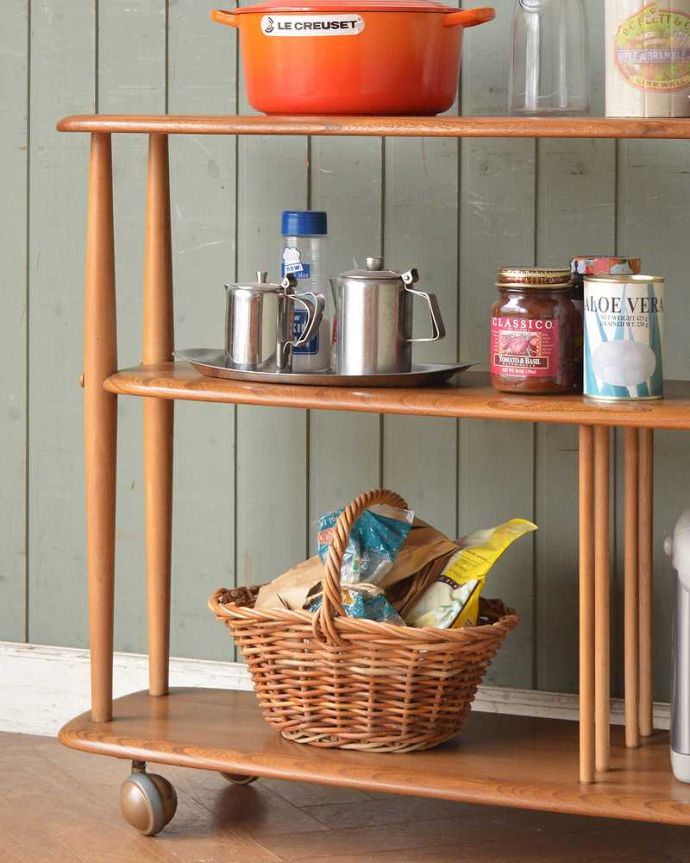 アーコールの家具　アンティーク家具　アーコール社のシンプルなアンティーク家具、あめ色のトロリー（ワゴンテーブル）。おシャレなワゴンは使い方自由自在いろんな用途で使えるワゴン。(x-1049-f)