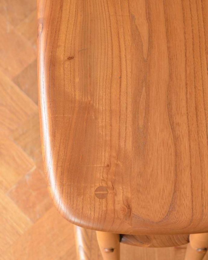 アーコールの家具　アンティーク家具　アーコール社のシンプルなアンティーク家具、あめ色のトロリー（ワゴンテーブル）。近づいてみると･･･キレイに仕上げました。(x-1049-f)