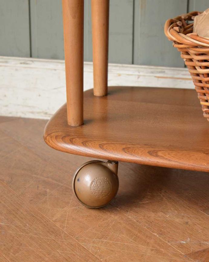 アーコールの家具　アンティーク家具　アーコール社のシンプルなアンティーク家具、あめ色のトロリー（ワゴンテーブル）。ちゃんと動きます脚先にはキャスターが。(x-1049-f)