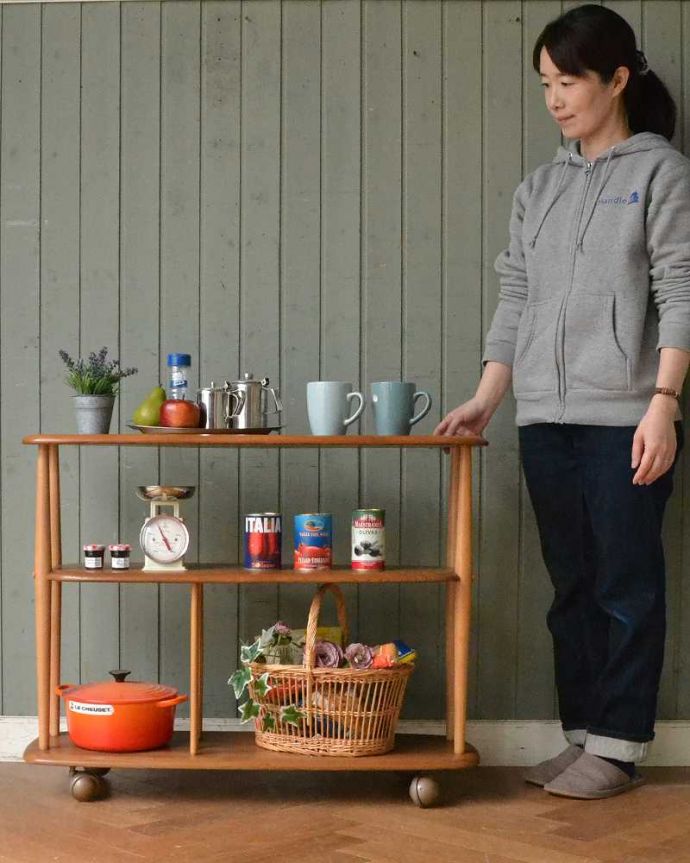 アーコールの家具　アンティーク家具　アーコール社のオシャレなアンティーク家具、あめ色のトロリー（ワゴンテーブル）。コロコロ転がせて移動も楽チン！アンティークの中でも人気の高いワゴン。(x-1050-f)