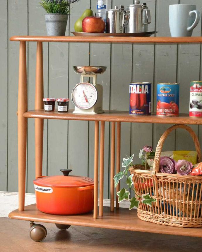 アーコールの家具　アンティーク家具　アーコール社のオシャレなアンティーク家具、あめ色のトロリー（ワゴンテーブル）。おシャレなワゴンは使い方自由自在いろんな用途で使えるワゴン。(x-1050-f)