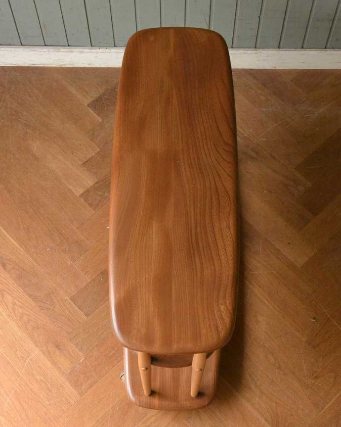 アーコールの家具　アンティーク家具　アーコール社のオシャレなアンティーク家具、あめ色のトロリー（ワゴンテーブル）。上から見るとこんな形です修復にもいろんな方法がありますが、Handleではこだわって仕上げています。(x-1050-f)