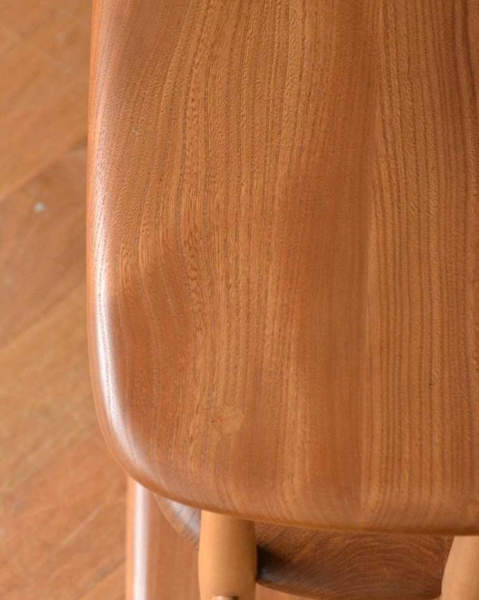 アーコールの家具　アンティーク家具　アーコール社のオシャレなアンティーク家具、あめ色のトロリー（ワゴンテーブル）。近づいてみると･･･修復にもいろんな方法がありますが、Handleでは塗装にこだわって古い塗装を剥離して再塗装していますのでピカピカです。(x-1050-f)