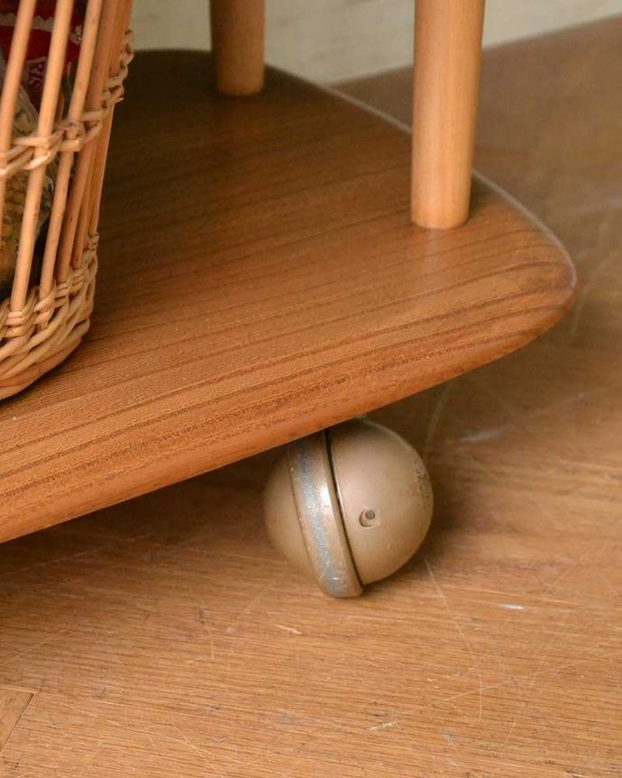 アーコールの家具　アンティーク家具　アーコール社のオシャレなアンティーク家具、あめ色のトロリー（ワゴンテーブル）。ちゃんと動きます脚先にはキャスターが。(x-1050-f)