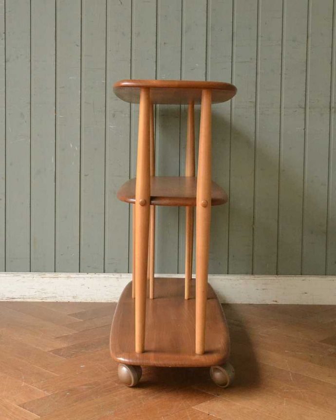 アーコールの家具　アンティーク家具　アーコール社のオシャレなアンティーク家具、あめ色のトロリー（ワゴンテーブル）。キッチンだけじゃもったいない！アンティークのワゴンはデザインもキレイなので、キッチン用として使うだけじゃなく、家具としていろいろ使えます。(x-1050-f)