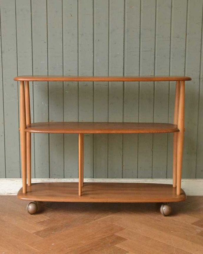 アーコールの家具　アンティーク家具　アーコール社のオシャレなアンティーク家具、あめ色のトロリー（ワゴンテーブル）。360度、どこから見てもキレイアンティークは新品ではないので、もちろん経年変化によるキズはありますが、専門の職人がキレイにお直しをしているので、どの角度から見てもキレイです。(x-1050-f)