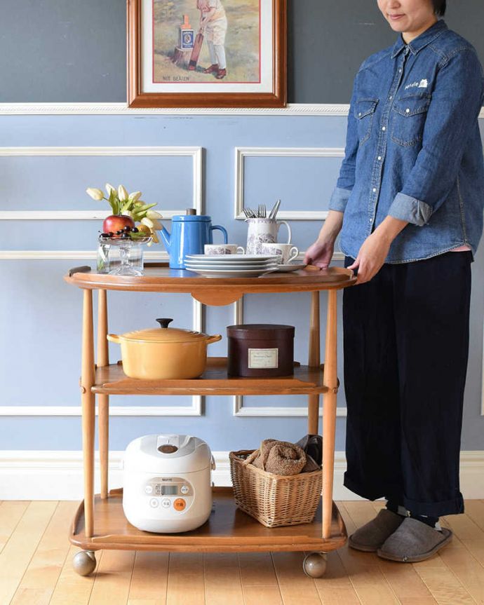 アーコールの家具　アンティーク家具　３つのサイズに切り替えができるERCOL社のヴィンテージワゴンテーブル。天板が大きくなっちゃう便利なトローリードロップリーフタイプになっているアンティークのトローリー。(x-1051-f)