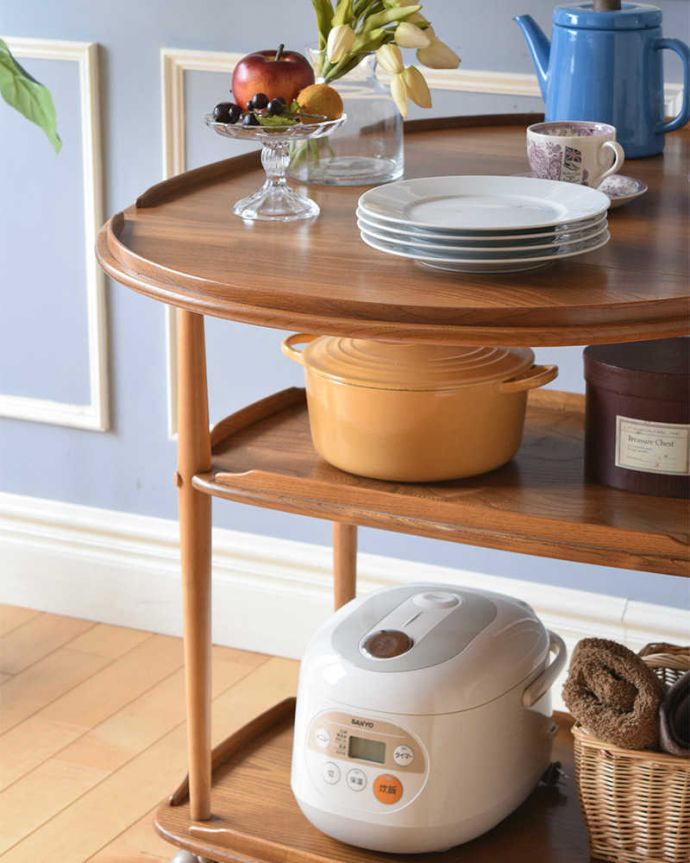 アーコールの家具　アンティーク家具　３つのサイズに切り替えができるERCOL社のヴィンテージワゴンテーブル。アンティークのワゴンは使い方が自由自在簡単に移動が出来るワゴン。(x-1051-f)