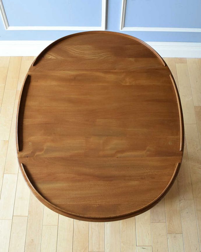 アーコールの家具　アンティーク家具　３つのサイズに切り替えができるERCOL社のヴィンテージワゴンテーブル。広げればテーブル代わりになっちゃう広い天板まるでワゴンの上にドロップリーフテーブルが付いているようなデザイン。(x-1051-f)