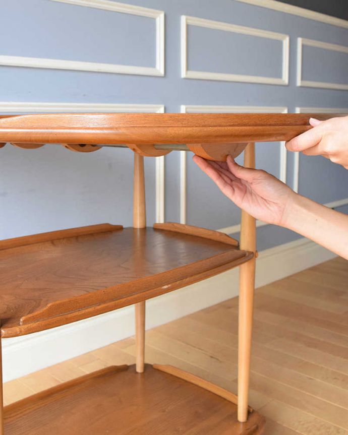 アーコールの家具　アンティーク家具　３つのサイズに切り替えができるERCOL社のヴィンテージワゴンテーブル。あっという間に大きくなります天板を持ち上げて下にあるバーを引っぱりだせば、あっという間に大きな作業台に。(x-1051-f)